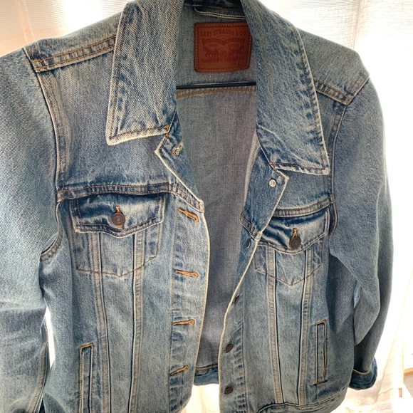 ✨Levis denim trucker jacket✨ - Picture 3 of 3